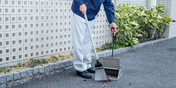 駐車場の掃き掃除