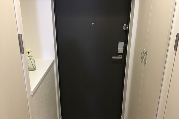 外からの視界を防ぐにはどうすれば？マンションのプライバシー問題